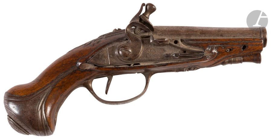 Pistolet de voyage à silex.
Canon rond à pans au tonnerre. Platine signée « Baloche à Paris » et chien à corps plats. Garnitures en fer décoré en suite. Crosse en noyer. Baguette en bois.
A.B.E. Vers 1760 / 1780 (accident de ressort).