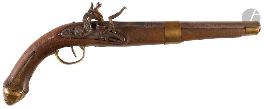Pistolet à silex d’Afrique du nord. 
Canon rond, à pans au tonnerre. Platine et chien à corps plat. Garnitures en laiton. 
Crosse en noyer (fêle). 
A.B.E. Fin du XIXe siècle. 