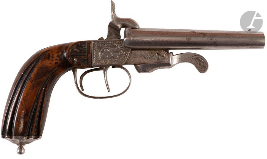 Pistolet double à broche, de vénerie, calibre 12 mm
Canons en table frappé « ACIER FONDU » 
Coffre gravé. Crosse en noyer sculpté. 
B.E. 