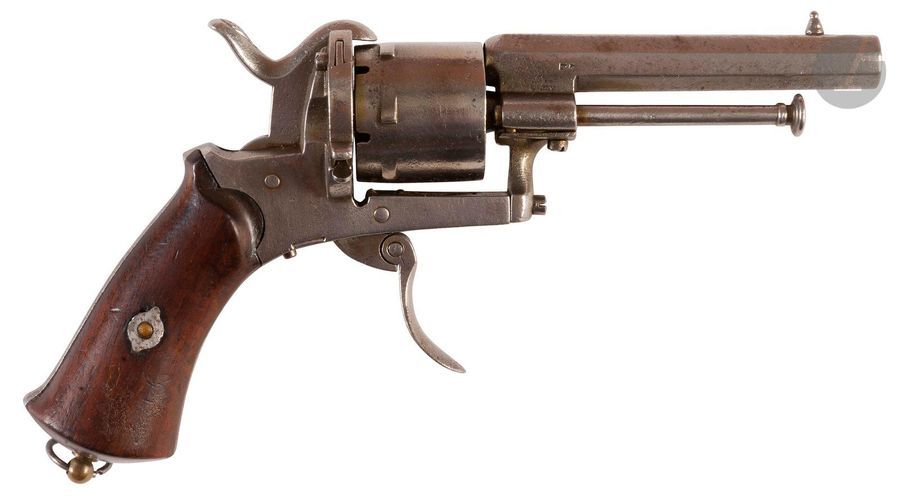 Revolver à broche, six coups, calibre 7 mm
Canon à pans. Détente pliante Plaquettes de crosse en noyer. Baguette en fer.
B.E. Vers 1870.