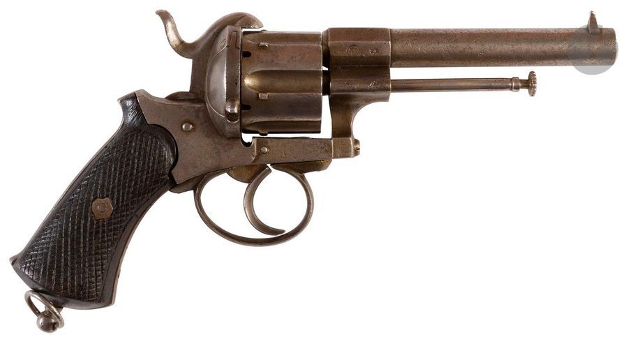Revolver à broche, six coups, calibre 12 mm
Canon rond, barillet évidé. Détente sous pontet.
Plaquettes de crosse en noyer quadrillé noirci.
A.B.E. Vers 1870.