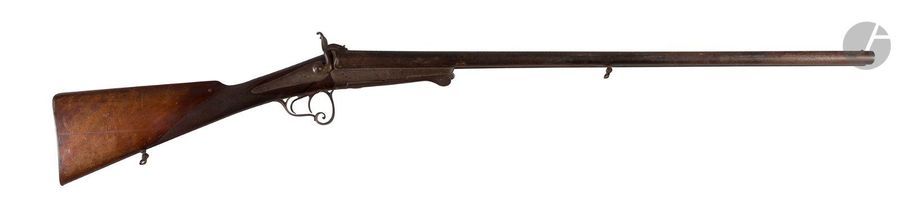 Fusil de chasse à broche deux coups, calibre 16 mm
Canon ruban. Platine arrière, garnitures en fer.
A.B.E. Vers 1870.
On y joint une épave de fusil à broche, en l’état.