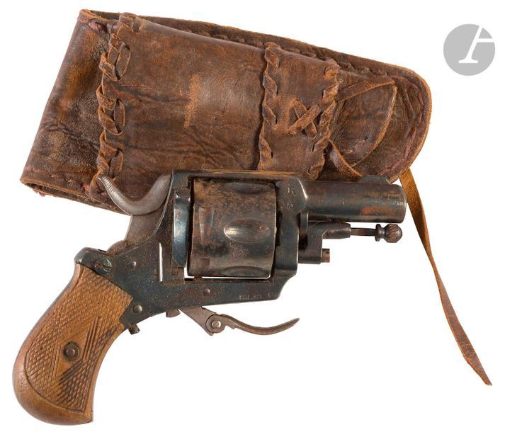 Revolver Bulldog, six coups, calibre 320, détente pliante. 
Plaquettes de crosse en noyer quadrillé.
E.M. Vers 1880 / 1900.
Dans un étui en cuir.