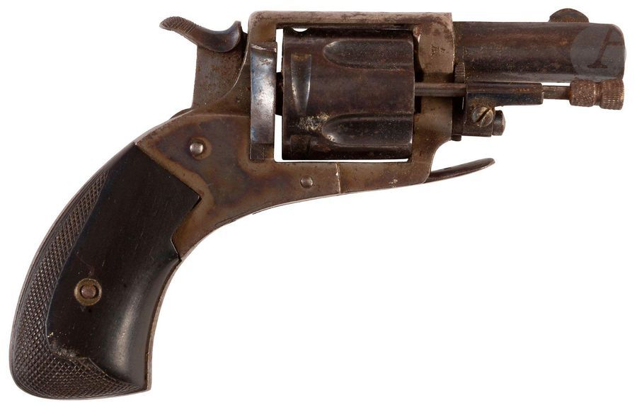 Revolver Bulldog, cinq coups, calibre 380. 
Finition bleuie et jaspée. Plaquettes de crosse en ébène. 
A.B.E. (Oxydations). Vers 1880. 