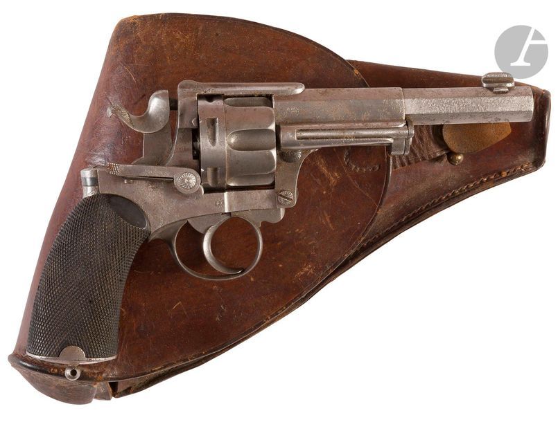 Revolver type 1874 civil, six coups, calibre 11 mm
Plaquettes de crosse en ébène quadrillé. Fabrication de Saint Etienne.
E.M. (piqûres).
Dans un étui en cuir naturel.