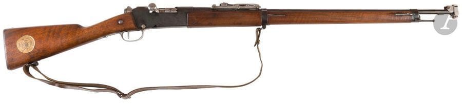 Fusil Lebel modèle 1886-93, calibre 8 x 348, modèle offert par la « Société Nationale du Tir des Communes de France ». 
Canon avec guidon de mire et hausse de précision amovibles, frappé « MAP 1917 ». Boîtier de culasse frappé « MANUFACTURE D’ARMES DE ST ETIENNE –MLE 1886 M93 »
Garnitures en fer. 
Crosse en noyer avec médaille dorée « SOCIETE NATIONALE DE TIR DES COMMUNES DE FRANCE – MEDAILLE D’HONNEUR » 
Finition rebleuie. 
Bretelle en cuir marron. 
A.B.E. 