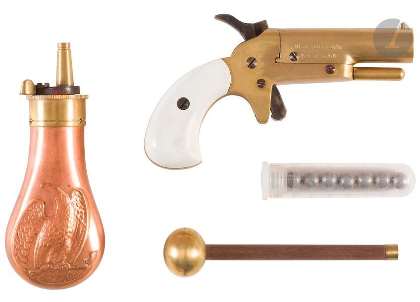 Pistolet Derringer à poudre noire, un coup, calibre 31.
Canon et carcasse en bronze. Détente éperon. Plaquettes de crosse en matière synthétique.
Avec une baguette de bourrage et une poire à poudre.
T.B.E. Fabrication moderne.
