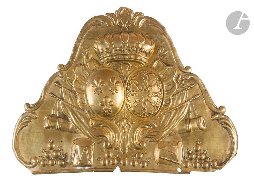 Plaque de bonnet à poil de grenadier aux armes de France et de Navarre, attribué au Régiment de Navarre. 
En laiton (petits accidents en partie basse) estampé. 
A.B.E. Vers 1760 / 1780. 
