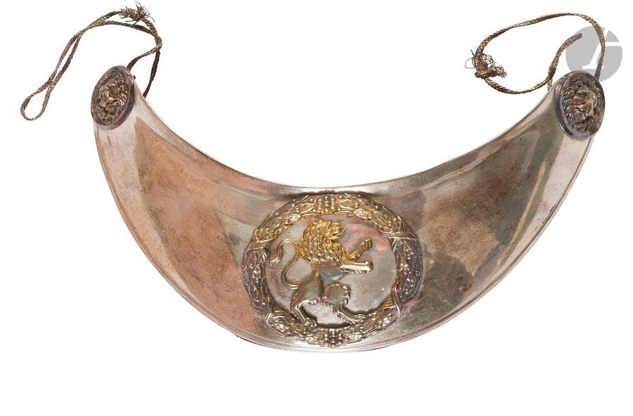Hausse col d’officier belge modèle 1831. 
Plateau en laiton argenté. Motif au lion et boutons au mufle de lion en argent doré. 
Dans sa boîte en carton. 
B.E. 