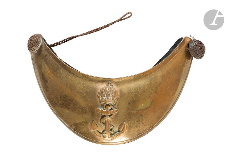 Hausse-col d’officier de marine. Plateau en laiton. 
Motif à l’ancre couronnée en laiton doré. Doublé de drap bleu. Avec cinq boutons en passementerie argentée.
A.B.E. Époque Second Empire.