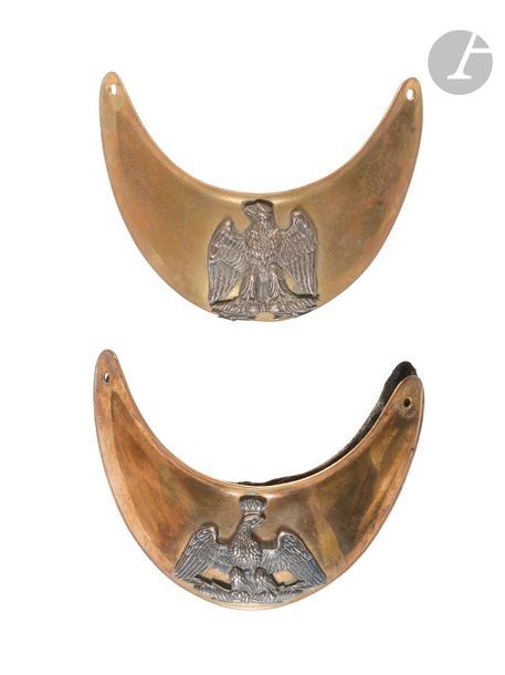Deux hausses col pour troupes à pied, un à l’aigle et un modèle 1852 à l’aigle couronné, argentés. Plateaux en laiton. 
A.B.E. Epoque Présidence Second Empire. 