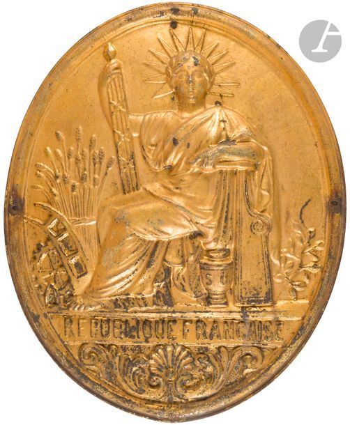 Paire de plaques d’officier ministériel, ovales, en cuivre estampé, doré, « République Française ».
Epoque IIIe République.