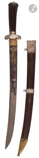 Couteau de vènerie.
Poignée en ébène. Monture en argent. Lame courbe à dos plat, gravée, dorée et bleuie au tiers. Fourreau en cuir à trois garnitures, deux en argent, bouterolle postérieure en laiton.
A.B.E. Époque Louis XVI.