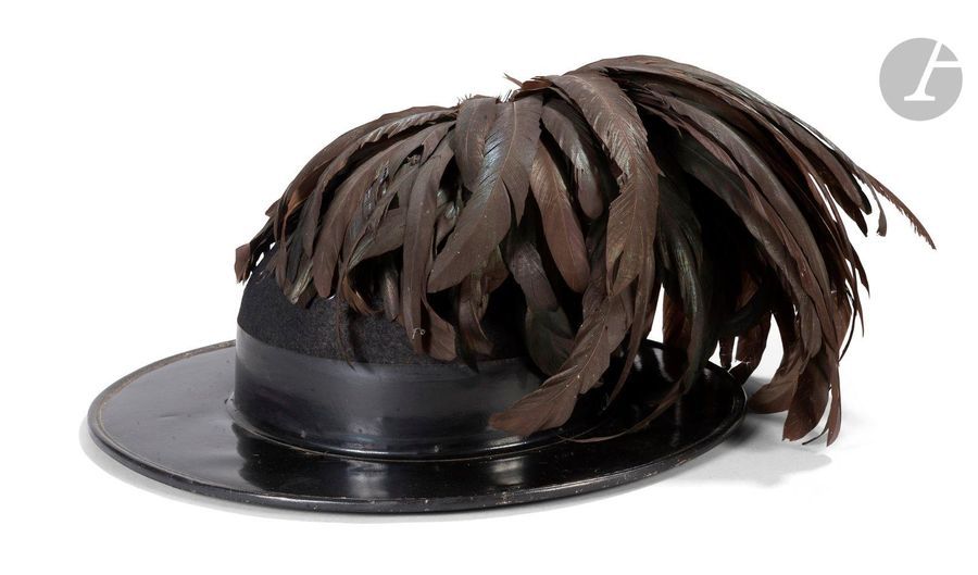Chapeau de Bersaglieri. 
En feutre à bordure vernie. 
Avec plumet noir. 
A.B.E. XXe siècle. (manque la jugulaire).