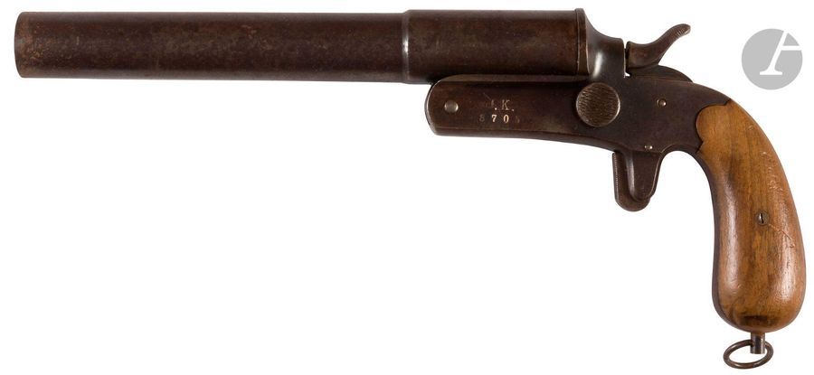 US Remington.
Drucknopf.
Pistolet signaleur allemand de 26,5 mm
Carcasse en acier avec poignée arrondie, canon rond basculant verrouillé par un bouton poussoir transversal, plaquettes de crosse en bois.
T.B. (avec marquage)
Longueur : 34,2 cm - Poids : 1150 g