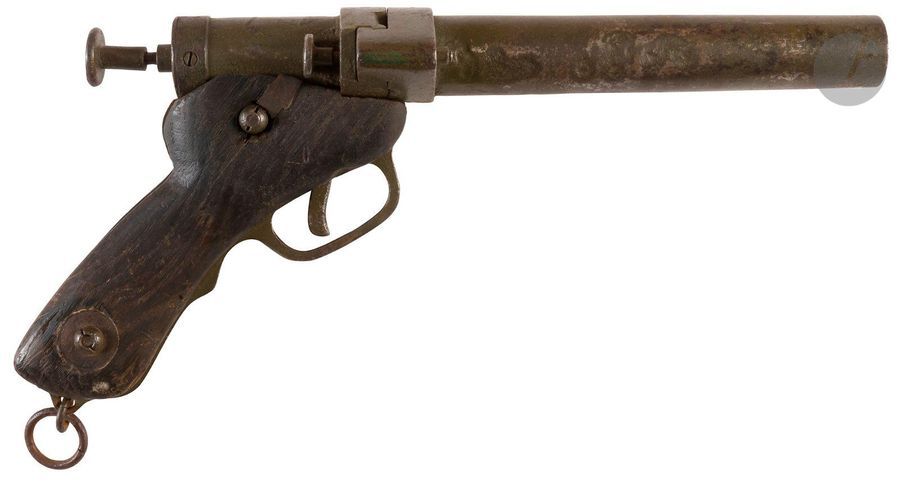 Allemagne / Lille.
Kommandantur Lille.
Pistolet signaleur allemand de 26,5 mm de fabrication rustique. 
Carcasse en fer, canon rond basculant latéralement, plaquettes de crosse en bois.
A.B. (avec marquage)