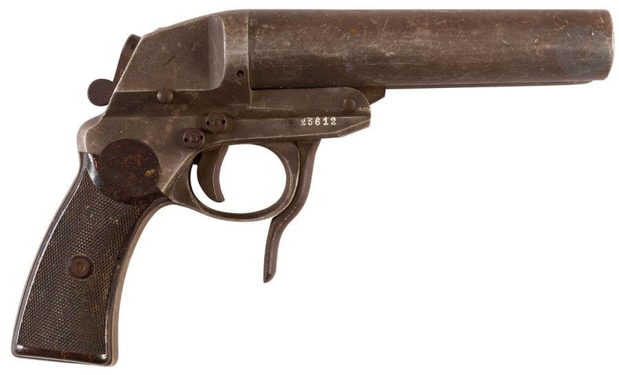 Allemagne.
Fliegerleuchpistole.
Pistolet signaleur allemand à deux canons juxtaposés. Carcasse et canons en alliage léger basculant vers le bas et se verrouillant par une clé placée sous le pontet. Plaquettes de crosse en ébonite.
Sélecteur permettant de choisir l’un des canons (ou les deux).
Fabrication Krieghoff (fzs).?
T.B.E.
Longueur : 28 cm – Poids : 1150 g 
