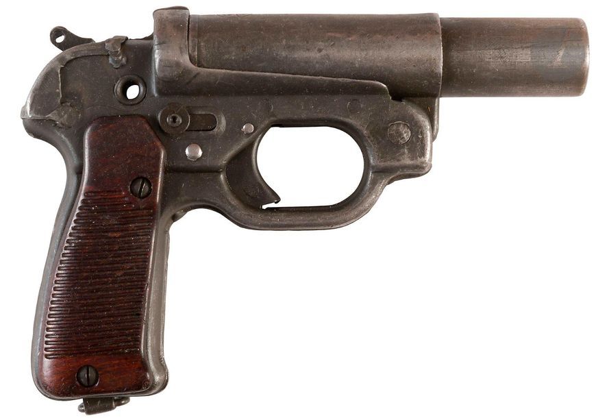 Allemagne.
LP 42.
Pistolet signaleur allemand de 26,5 mm 
Modèle de fabrication rustique en tôle emboutie avec finition phosphatée. 
Canon basculant verrouillé par un poussoir latéral. Plaquettes de crosse en ébonite.
Fabrication C&W Meinel-Scholer Metallwaren à Kligenthal (euh).
B.E.
Longueur : 21,8 cm - Poids : 1090 g
