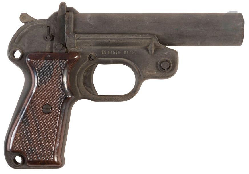 Allemagne.
SP 4.
Pistolet signaleur allemand de 26,5 mm fabriqué pour la Bundeswehr.
Carcasse et canon en tôle emboutie recevant une finition phosphatée, canon basculant verrouillé par un poussoir latéral, plaquettes de crosse en ébonite.
Fabrication geco.
T.B.E.
Longueur : 21,5 cm - Poids : 690 g
