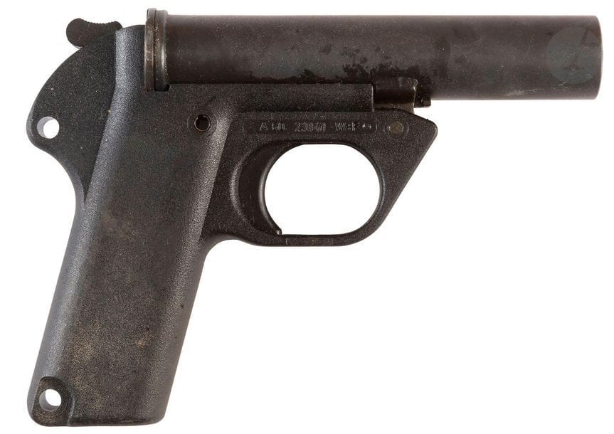 Suisse.
Heckler & Koch P 2 A1.
Pistolet signaleur de 26,5 mm d’origine allemande. Carcasse en polymère, canon tubulaire matricé basculant vers le bas, se verrouillant par un levier placé à gauche du chien. 
Fabrication de la Fabrique Fédérale d’Armes de Berne pour l’Armée suisse (Rak Pist 78).
T.B.E.
Longueur : 20 cm - Poids : 520 g
