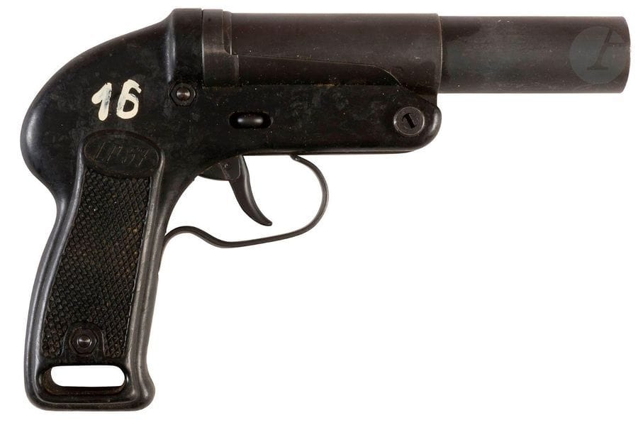 Autriche.
LP 57.
Pistolet signaleur autrichien de 26,5 mm
Carcasse-poignée en matière plastique noir, canon formé d’un tube fretté, basculant vers le bas.
Fabrication Wiener Heereswaffen Fertigung à Vienne (17 000 exemplaires).
T.B.E.
Longueur : 23 cm - Poids : 730 g
