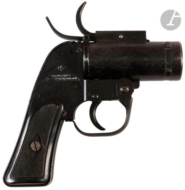 états-Unis.
AN – M 8.
Pistolet signaleur américain de 40 mm, utilise? par l’aviation et la marine.
Carcasse-poigne?e en tôle, canon basculant en acier. Finition laquée noire. 
Pas de marquage, probablement fabrique? par Bernardelli en Italie. 
T.B.E. 
Longueur : 20,8 cm - Poids : 960 g
