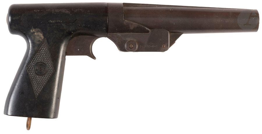 états-Unis.
Sedgley Mark V.
Pistolet signaleur américain de 22 mm, utilise? par la marine. 
Carcasse-poigne?e et canon articulés en zamak. 
Fabrication Reginald Sedgley Inc. à Philadelphie (Pennsylvanie). 
T.B.E. 
Longueur : 28,4 cm - Poids : 730 g
