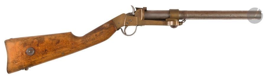 France
Fusil signaleur Mathiot.
Rare fusil lance-fusée de 25 mm
Crosse en noyer, carcasse en bronze et canon en acier. Ce dernier pivote dans le plan horizontal pour le chargement et le déchargement. 
Récupéré? par les Allemands en 1914-1918, il porte une rondelle mentionnant son affectation. 
Longueur : 83,3 cm - Poids : 3400 g.
B.E.
