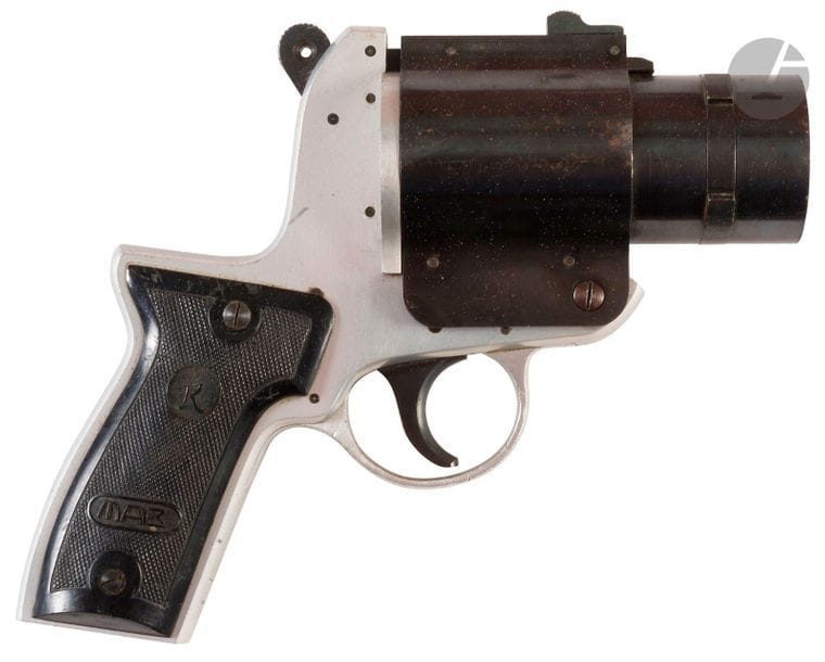 France.
LXT-MAB Modèle 62 A.
Pistolet signaleur français de 40 mm
Carcasse en alliage léger, canon basculant en acier bronze?, plaquettes de crosse en plastique noir.
Fabrication MAB a? Bayonne. 
Longueur : 20,8 cm - Poids : 1175 g
T.B.E. 
