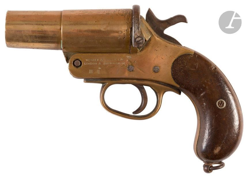 Grande Bretagne.
Signal pistol Mark III. 
Pistolet signaleur britannique de 26,5 mm
Poignée ronde, carcasse et canon en bronze, plaquettes de crosse en noyer.
Fabrication Webley. 
Longueur : 24,1 cm
B.E.
