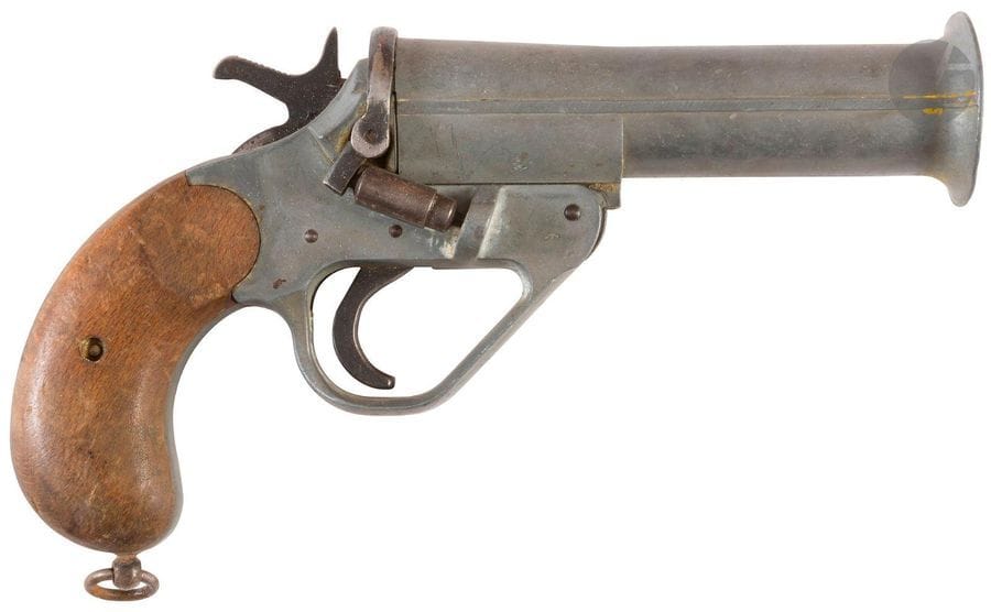 Grande Bretagne.
Signal pistol No. 1 Mark IV.
Pistolet signaleur britannique de 26,5 mm. 
Poignée ronde, carcasse et canon tromblonné en zinc, plaquettes de crosse en noyer.
Fabrication I.L. Berridge & Mollins Machine Company. 
Longueur : 25 cm - Poids : 1080 g.
T.B.

