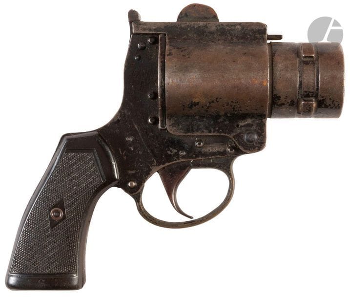 Grande Bretagne.
Signal pistol No. 4 Mark I*.
Pistolet signaleur britannique de 40 mm ; Verrouillage renforcé.
Poignée carrée, carcasse et canon en acier peint en noir, plaquettes de crosse en plastique noir.
Fabrication Webley. 
Longueur : 20 cm - Poids : 1030 g
T.B. 
