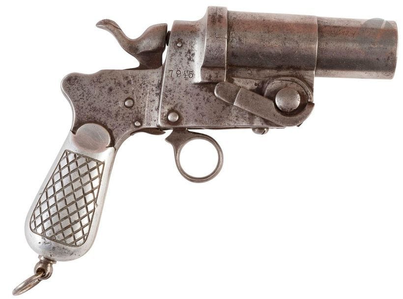 Italie.
Pistolet signaleur Modelo 916.
Pistolet signaleur italien de 25 mm 
Carcasse en acier, poignée ronde garnie de plaquettes en aluminium, canon basculant en acier verrouille? par un bouton poussoir transversal, détente en anneau.
Fabrication Castelli à Brescia. 
Longueur : 22 cm - Poids : 1180 g
T.B.E. 
