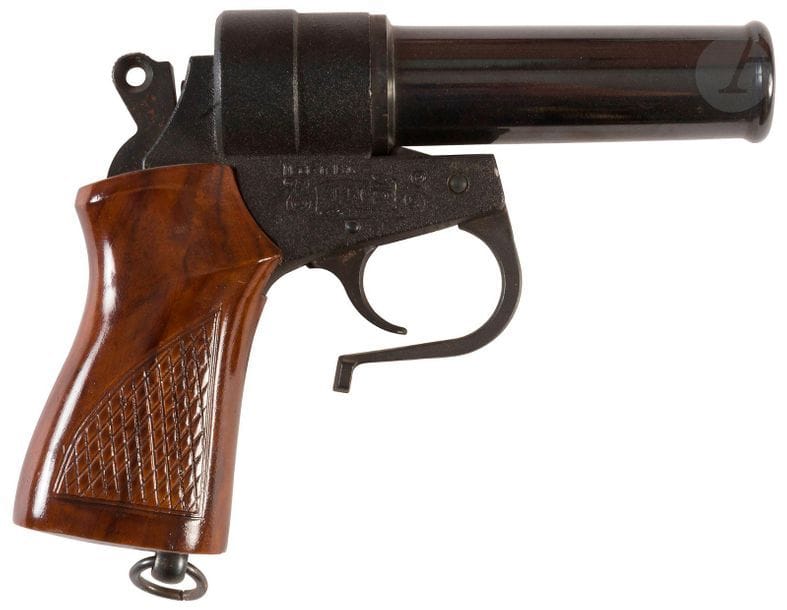 Italie.
Gold Line.
Pistolet signaleur italien de 25,4 mm
Carcasse en zamak peinte en noir, poignée en bois verni, canon démontable en acier bronze?. 
Il est verrouillé par basculement d’une clé? faisant office de pontet. 
Fabrication I.N.P. a? Brescia. 
Longueur : 13 cm - Poids : 550 g
T.B.E
