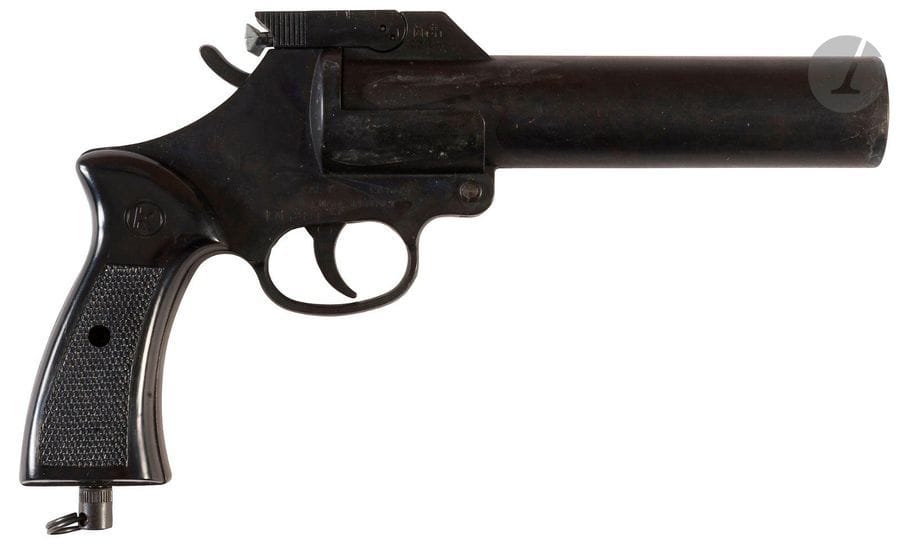 Italie.
Pistolet Kimar.
Pistolet signaleur italien de 25,4 mm
Carcasse et canon en zamak basculant vers le bas ; il est verrouille? par un étrier supérieur, plaquettes de crosse en plastique noir.
Avec une valise en matière plastique noire. 
Fabrication Armi Kimar a? Brescia. 
Longueur : 21,6 cm - Poids : 800 g
T.B.E 

