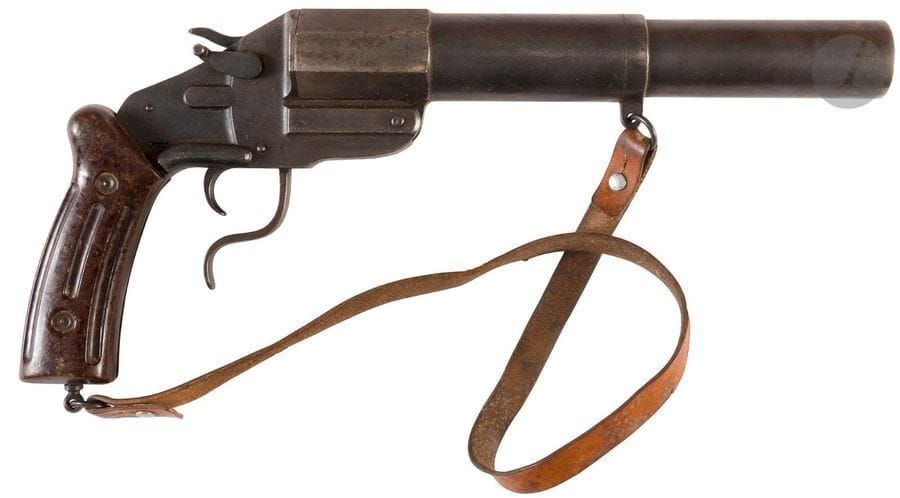 Suisse.
Pistolet Rp 17 / 38.
Rare pistolet suisse de 34 mm
Carcasse-poignée en acier à plaquettes en matière plastique avec stries verticales, canon basculant en acier verrouille? par une clé faisant office de pontet. 
Bretelle en cuir. 
Fabrication Fabrique Fédérale d’Armes de Berne a? 9745 exemplaires. 
Longueur : 41,5 cm - Poids : 1880 g
T.B.E. 
