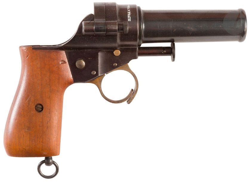 Tchécoslovaquie.
Vz 30.
Pistolet signaleur tchécoslovaque de 26,5 mm
Carcasse en acier bronzé avec poignée à plaquettes de bois et canon fixe. 
Bloc obturateur à tabatière. 
Fabrication Ceska Zbrojoka, à Strakonice. 
Longueur : 22,4 cm - Poids : 1090 g
T.B.E. 
