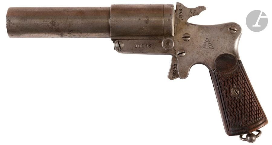 Yougoslavie.
M 1929.
Pistolet signaleur yougoslave de 26,5 mm
Carcasse poignée et canon basculant en acier marque? des armoiries du Royaume de Yougoslavie, plaquettes de crosse en bois quadrillé.
Fabrication de l’Arsenal de Kragujevac. 
Longueur : 24 cm - Poids : 600 g
T.B.E.
