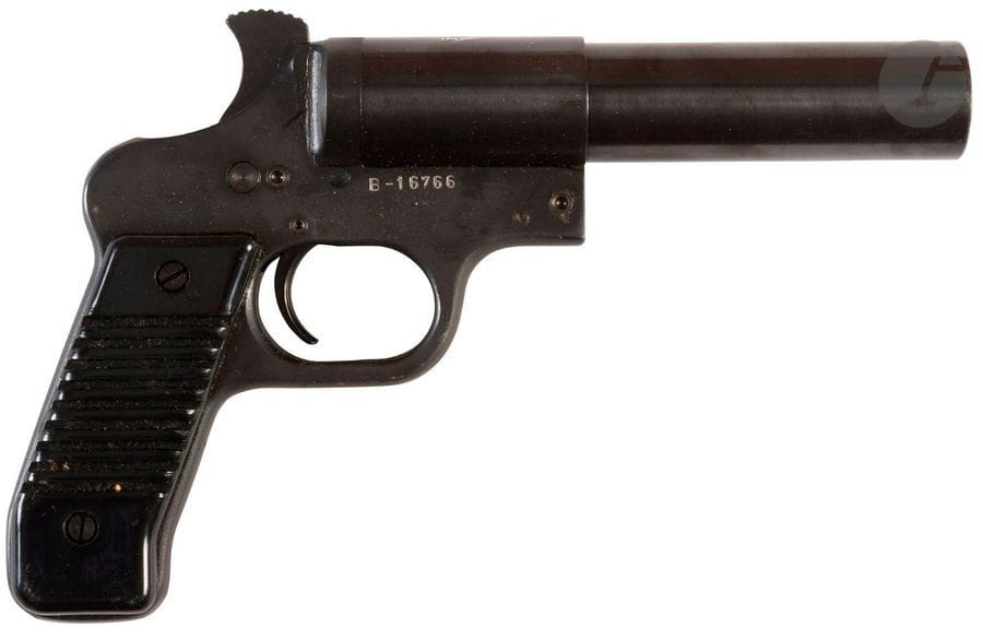 Yougoslavie 
M 57 
Pistolet signaleur yougoslave de 26,5 mm
Carcasse poignée faite d’éléments soudés, canon fretté en tube marque? des armoiries de la République Populaire de Yougoslavie, plaquettes de crosse en plastique noir.
Fabrication Zavodi Crvena Zastava. 
Longueur : 23,7 cm - Poids : 750 g
T.B.E. 
