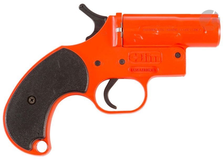 Etats-Unis.
Pistolet Olin.
Pistolet signaleur américain de 18 mm pour plaisanciers (calibre 12). 
Carcasse et canon basculant en matière plastique orange, crosse en plastique noir.
Non fonctionnel. 
