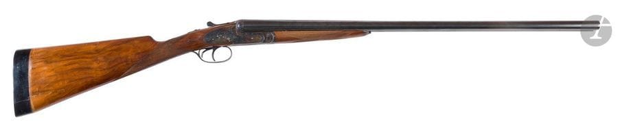 Fusil de chasse Sarasqueta à platines, deux coups, calibre 12-70 éjecteurs.
Canons juxtaposés de 75 cm ; platines démontables à la main, gravées de rinceaux, bleuies, jaspées. 
Crosse en noyer de 40 cm, dont 4 cm d’une couche en bois rapportée.
Dans une mallette de transport en bois recouverte de cuir naturel.
Longueur totale 122 cm
Catégorie C à déclarer, n° 139168.