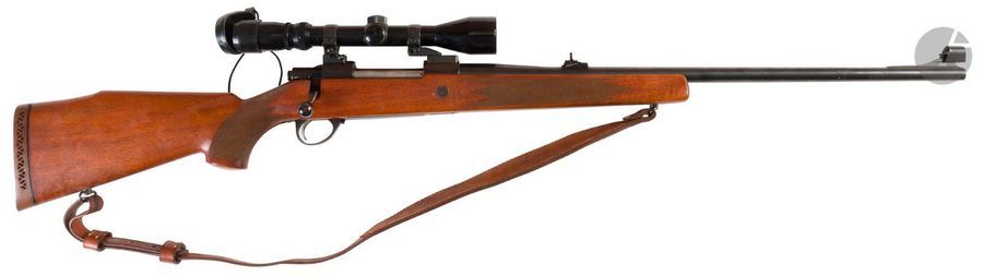 Carabine Sako Finnbear L61R, calibre 7x64. 
Canon de 60 cm avec hausse. Avec lunette LYMAN 3-9. Crosse pistolet en noyer, avec joue et sabot amortisseur en caoutchouc. 
Longueur totale : 113 cm 
Catégorie C à déclarer, n° 506558. 