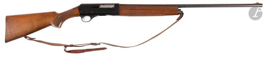 Fusil de chasse semi-automatique Luigi Franchi, calibre 20. 
Canon de 69 cm ; boitier de culasse avec marquages. 
Crosse pistolet en noyer en partie quadrillée. Bretelle en cuir. 
Longueur totale : 122 cm 
Catégorie C à déclarer, n° C32580 
