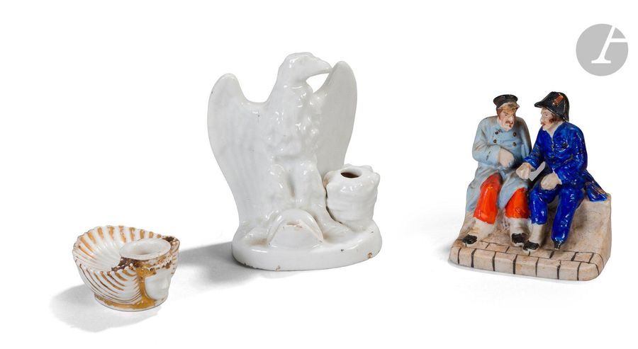 Deux encriers en Vieux Paris :
- aigle en porcelaine blanche.
- coquille en porcelaine blanche et dorée (léger éclat).
On joint : « Les invalides » en biscuit polychrome (petit manque).