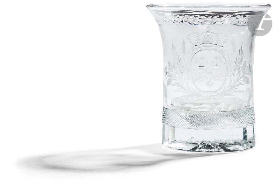 Verre en cristal gravé aux « Armes de France » et de feuillages.
B.E. Époque Restauration.
Hauteur : 10 cm