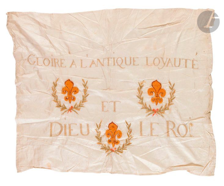 Étendard de fidélité aux Bourbons.
Uniface, en soie ivoire brodée en fort relief de trois fleurs de lys dans des couronnes de laurier en fils de coton et velours orange, jaune et vert, marqué « GLOIRE A L’ANTIQUE LOYAUTE ET DIEU LE ROI »
70 x 90 cm
(Usures et manques). Époque Restauration. 
