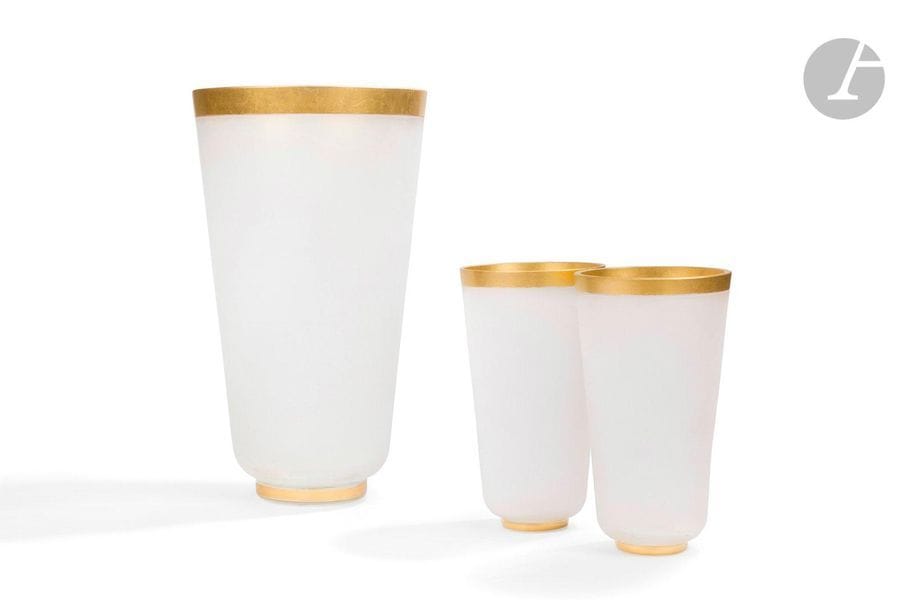 SEGUSO VETRI D'ARTE

Scavo
Paire de vases tronconiques sur talon réalisés en verre givré.
Les pourtours, des cols et des bases, dorés à l'or au four.
Chacun vase marqué SEGUSO Vetri d'arte à la pointe sous la base. 
H. 28,5 cm. 
On y joint un vase, du même modèle et en plus grand format, formant porte-parapluies également marqué SEGUSO sous la base.
H. 48 cm
D'un appartement de l'avenue Montaigne décoré, en partie, par le Cabinet Alberto Pinto