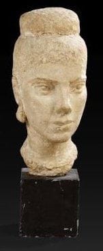 Tatiana a-Tann ALALOU-JONQUIERES (1902-1969)
Femme au chignon. Plâtre original. Sur un socle en plâtre peint. Petits accidents. Hauteur sans le socle: 40 cm Hauteur avec le socle: 54 cm Commentaire : Un bronze au modèle vendu chez Drouot Estimation le 7 juillet 2010, lot 156 
