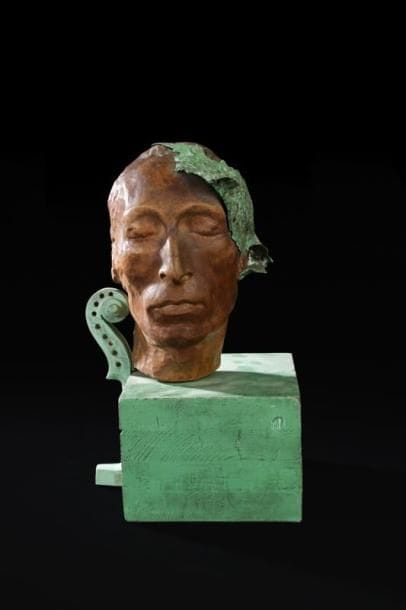 ANONYME
Tête d'homme allégorique Bois sculpté et bronze à patine verte. Sur un socle en bois peint vert. 42 cm 
