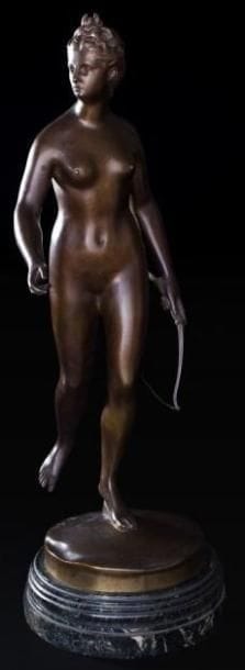 Salvatore MELANI (1902-1934)
Femme nue les bras écartés Bronze à patine verte. Socle en marbre noir.  62 cm 
